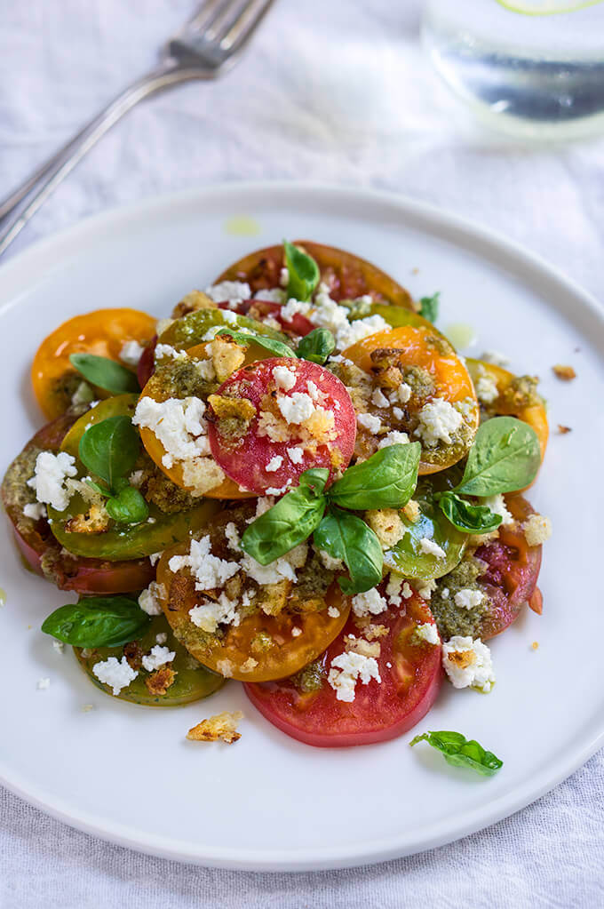 Tomato feta panzanella salad | www.viktoriastable.com