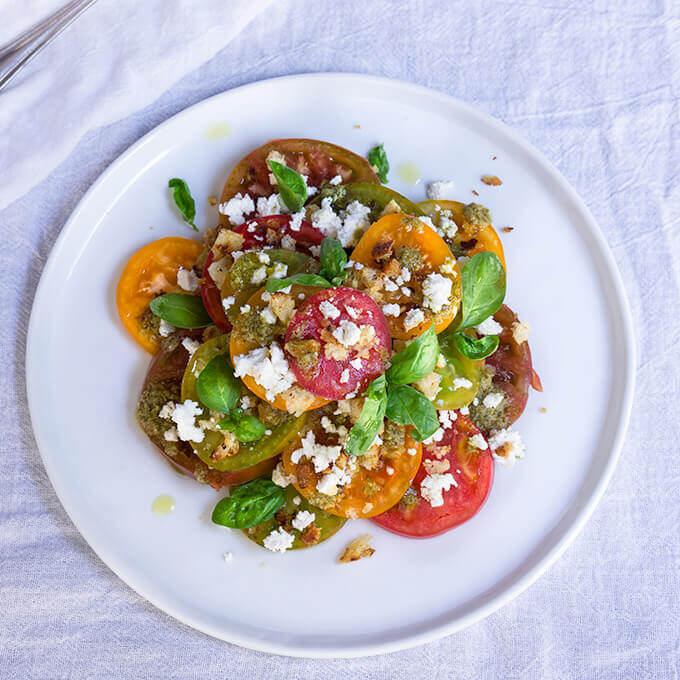 Tomato feta panzanella salad | www.viktoriastable.com