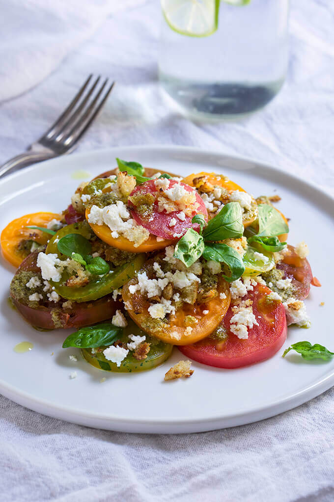 Tomato feta panzanella salad | www.viktoriastable.com