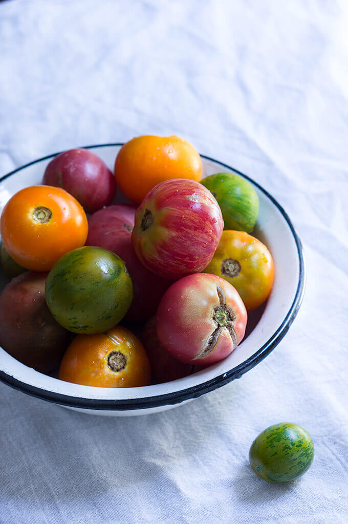 Tomato feta panzanella salad | www.viktoriastable.com