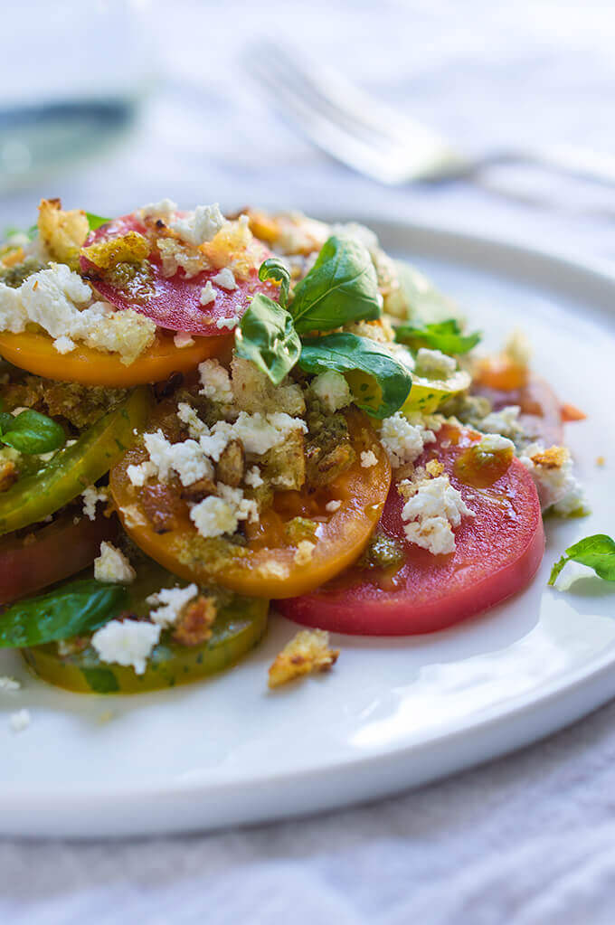 Tomato feta panzanella salad | www.viktoriastable.com