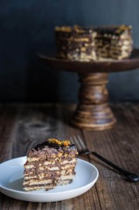 No-bake vanilla chocolate cake - delicious, elegant and super easy to make, with layers of tea biscuits, chocolate pastry cream, and candied hazelnuts for extra flavor and decoration. | www.viktoriastable.com