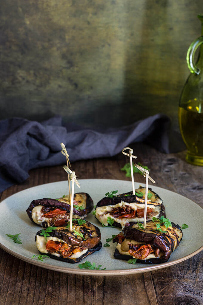  Eggplant hummus wraps with smoky tomato confit - loaded with creamy hummus, roasted smoky tomatoes, and chopped kalamata olives, these wraps taste amazing, and are the perfect summer meal or appetizer. | www.viktoriastable.com