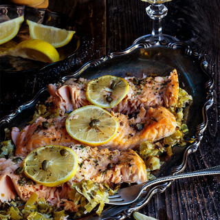 Baked salmon with creamy leeks | www.viktoriastable.com