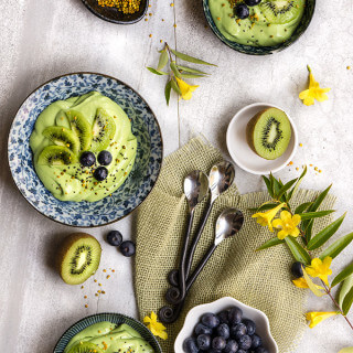 Green pina colada breakfast bowl - this tropical bliss in a bowl tastes like ice cream and is as healthy, as it's delicious | www.viktoriastable.com