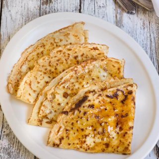 Crispy caramelized crepes - classic French crepes, crisped up with a thin layer of buttery, salted caramel on one side - they are simply too good to miss. | www.viktoriastable.com